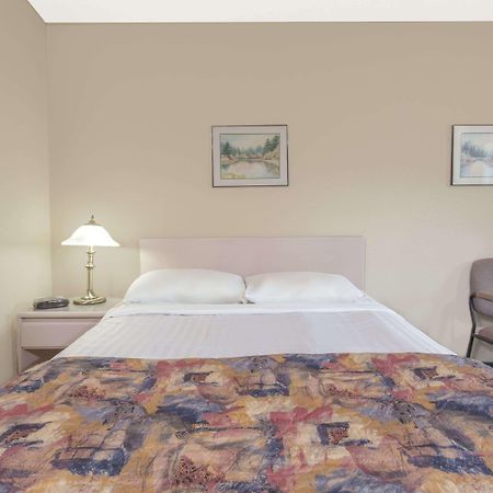 ซูเปอร์ 8 บาย วินด์แฮม โกลเดน Hotel ภายนอก รูปภาพ