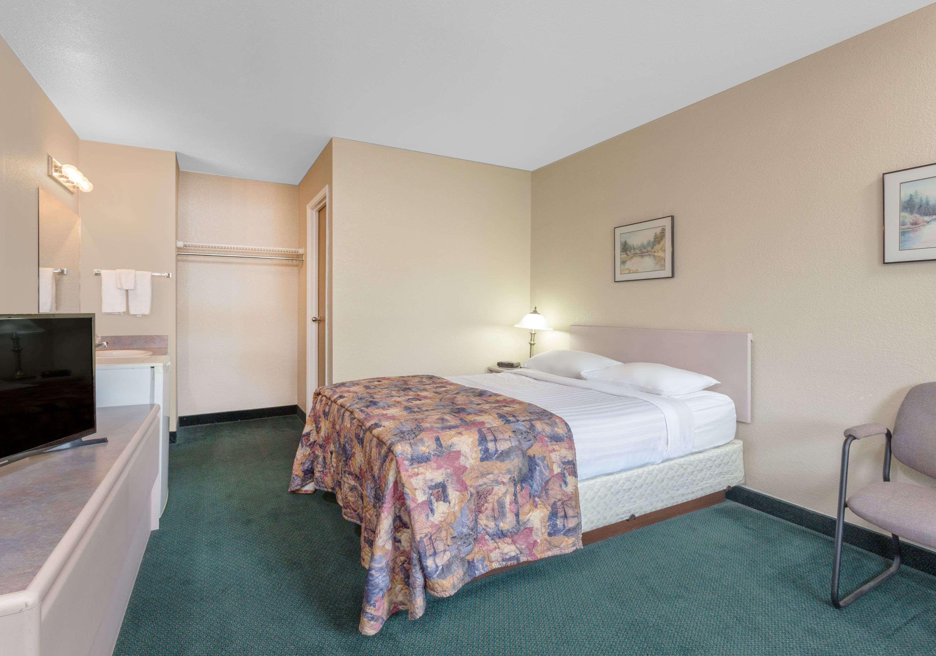 ซูเปอร์ 8 บาย วินด์แฮม โกลเดน Hotel ภายนอก รูปภาพ