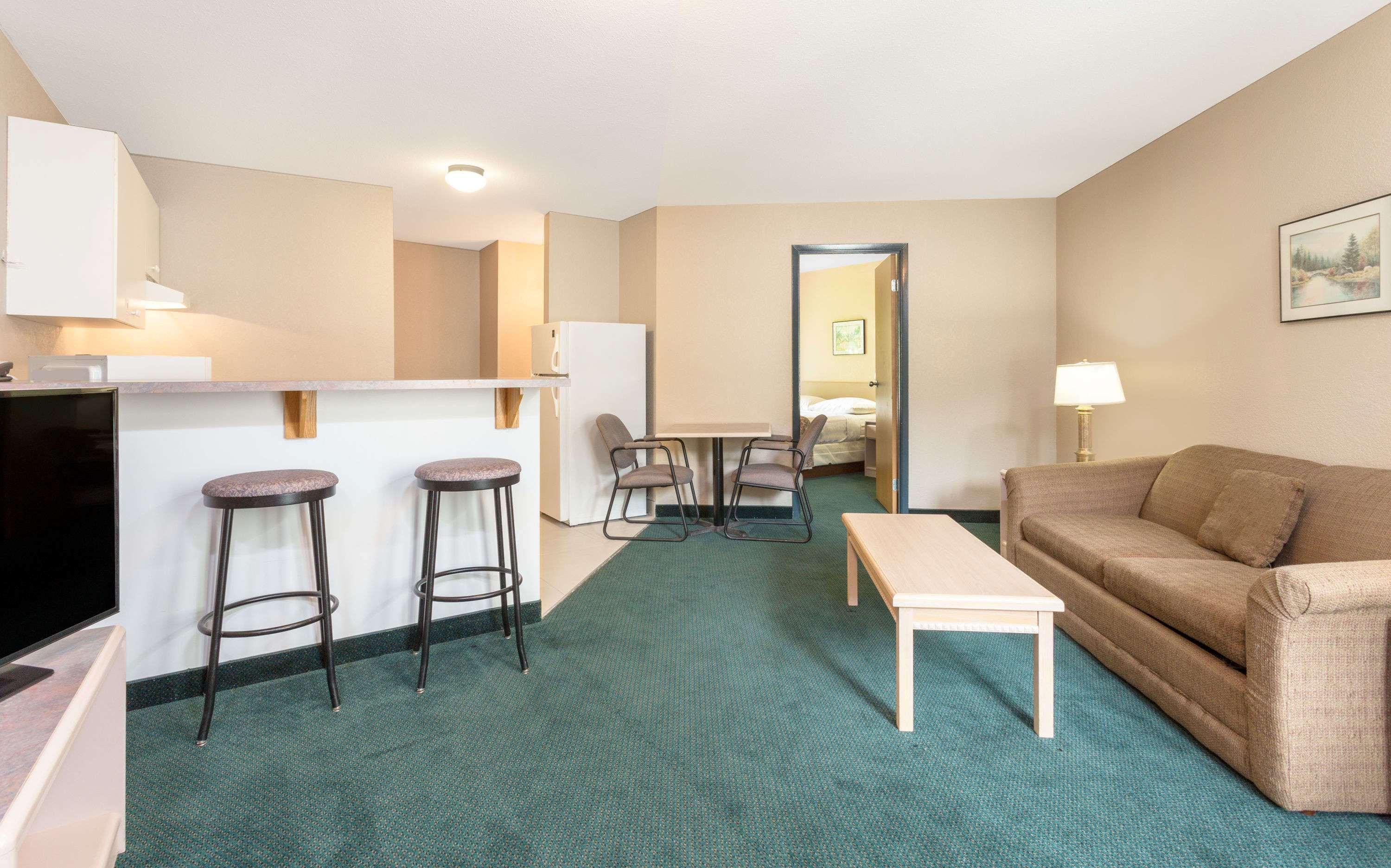 ซูเปอร์ 8 บาย วินด์แฮม โกลเดน Hotel ภายนอก รูปภาพ