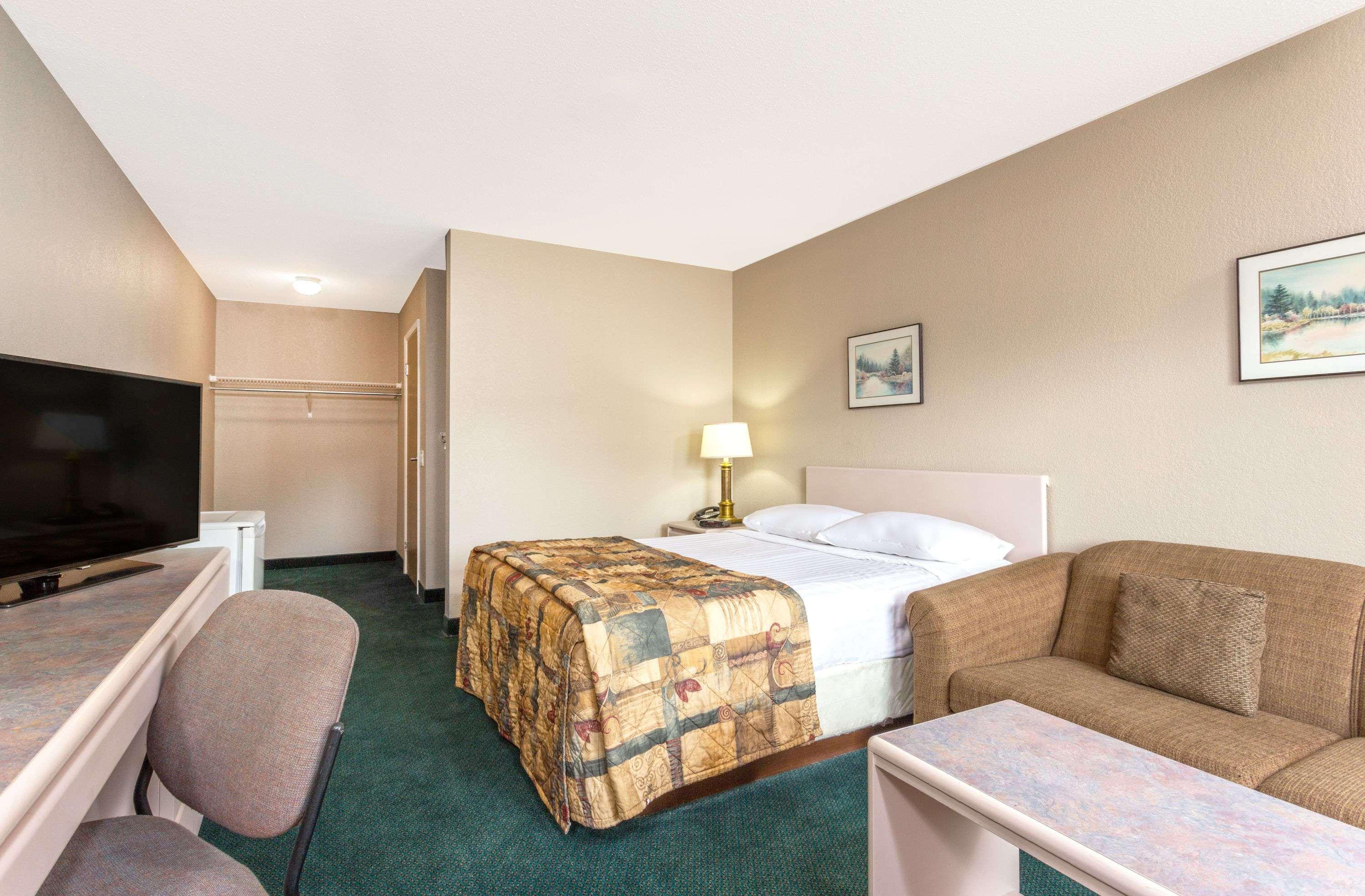 ซูเปอร์ 8 บาย วินด์แฮม โกลเดน Hotel ภายนอก รูปภาพ