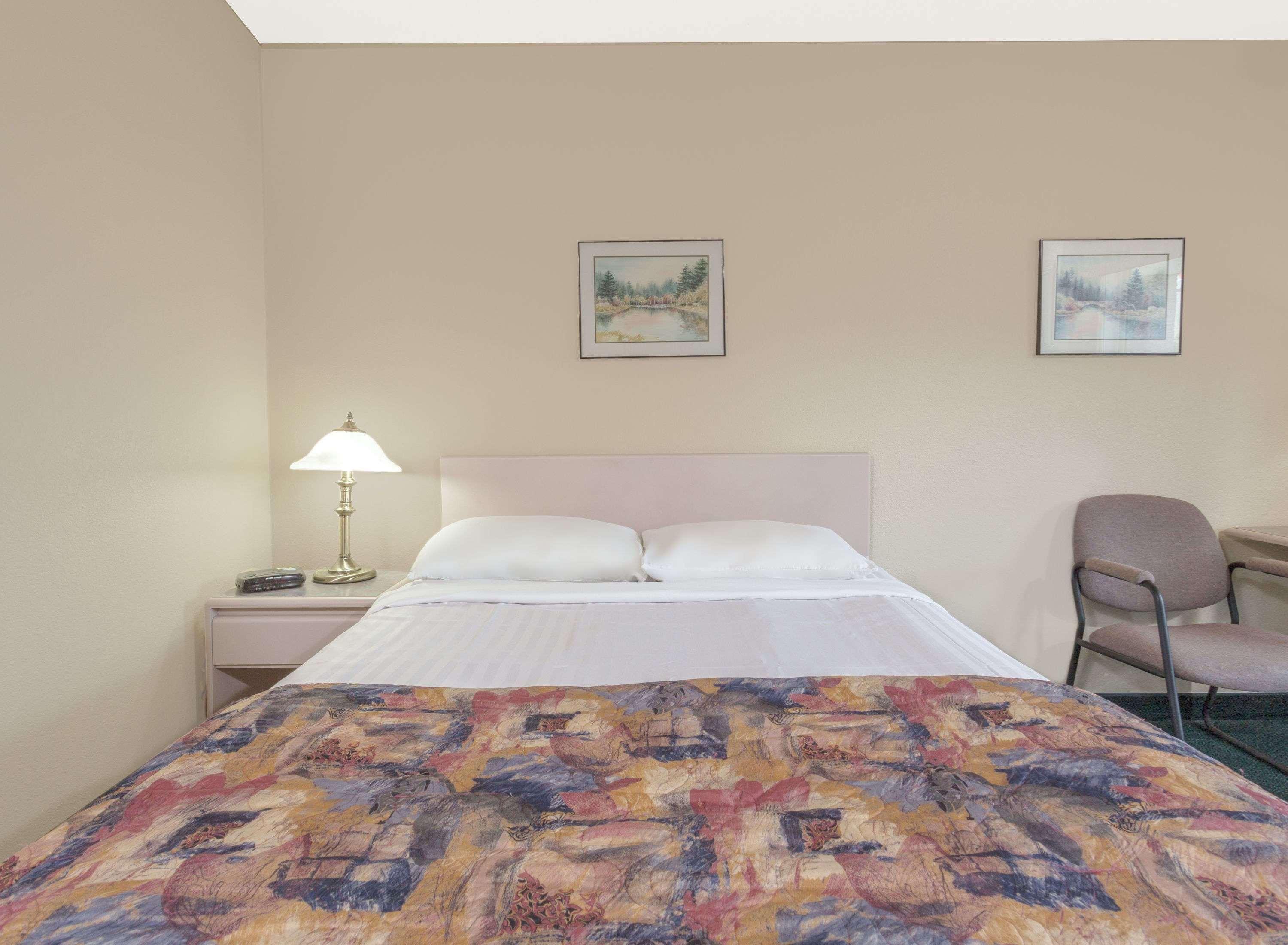 ซูเปอร์ 8 บาย วินด์แฮม โกลเดน Hotel ภายนอก รูปภาพ