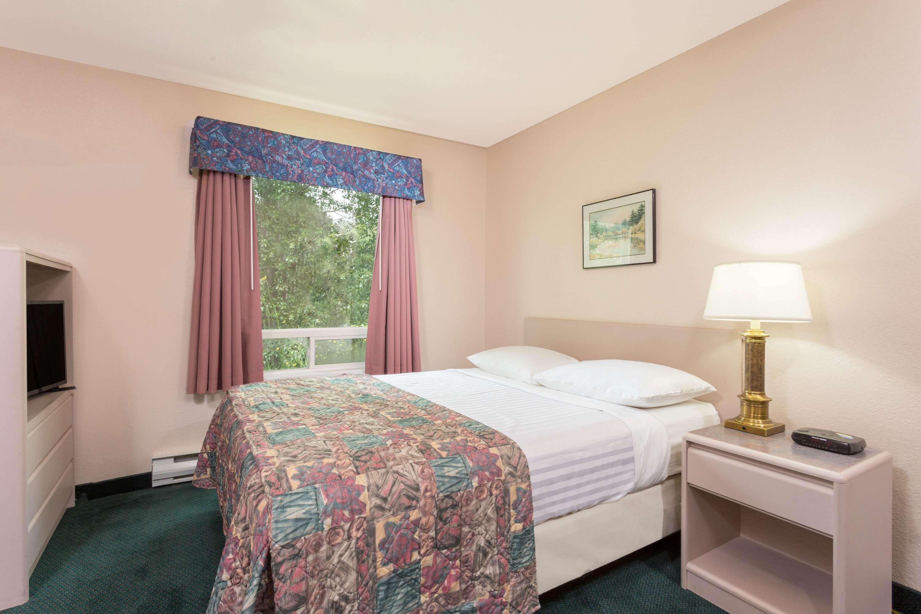 ซูเปอร์ 8 บาย วินด์แฮม โกลเดน Hotel ภายนอก รูปภาพ